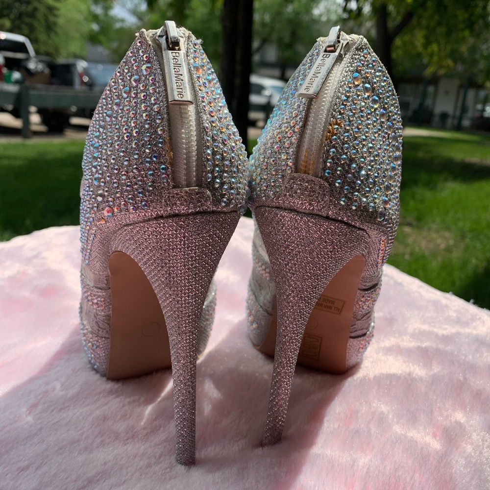 Size 7 heels - Picture 5 of 6
